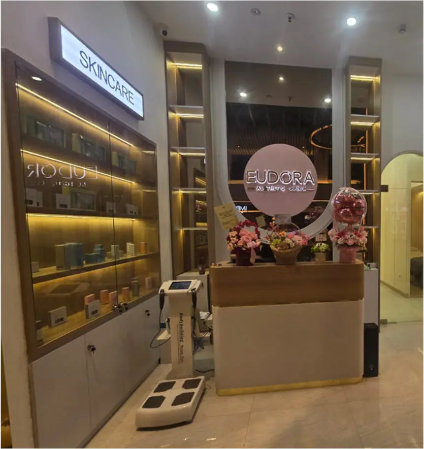Area display dan meja penerima tamu Eudora Bekasi