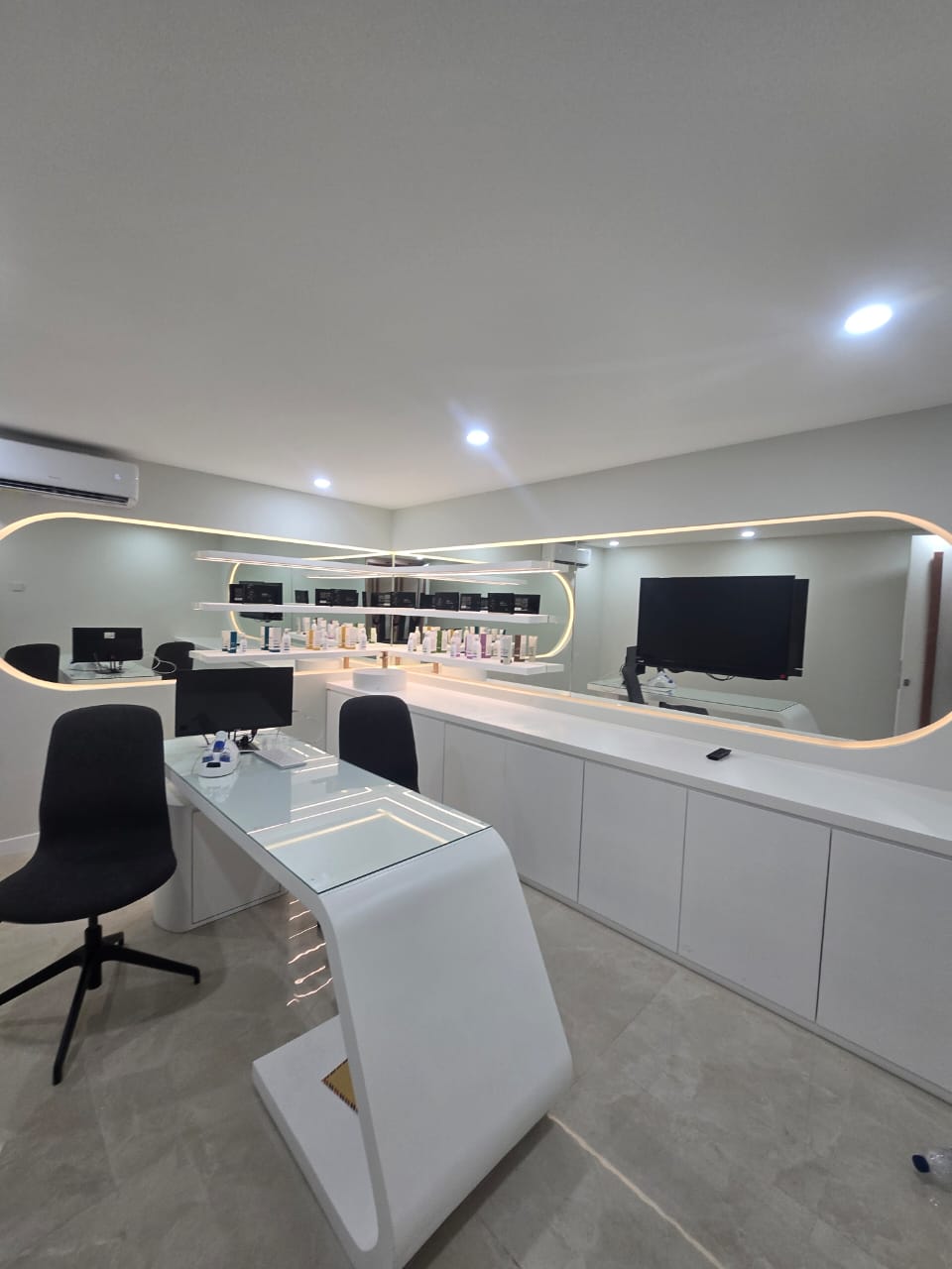 Ruang konsultasi privat EUROHAIRLAB by Dr. Scalp