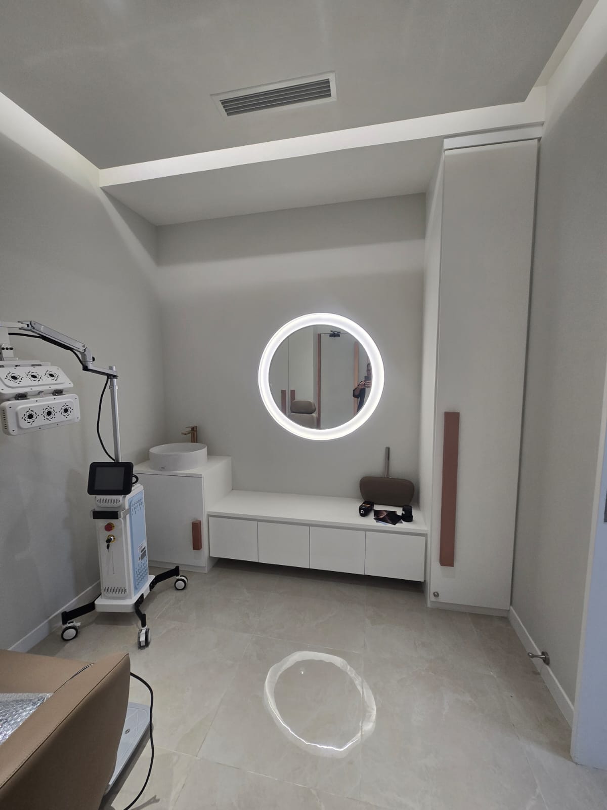 Ruang konsultasi privat EUROHAIRLAB by Dr. Scalp